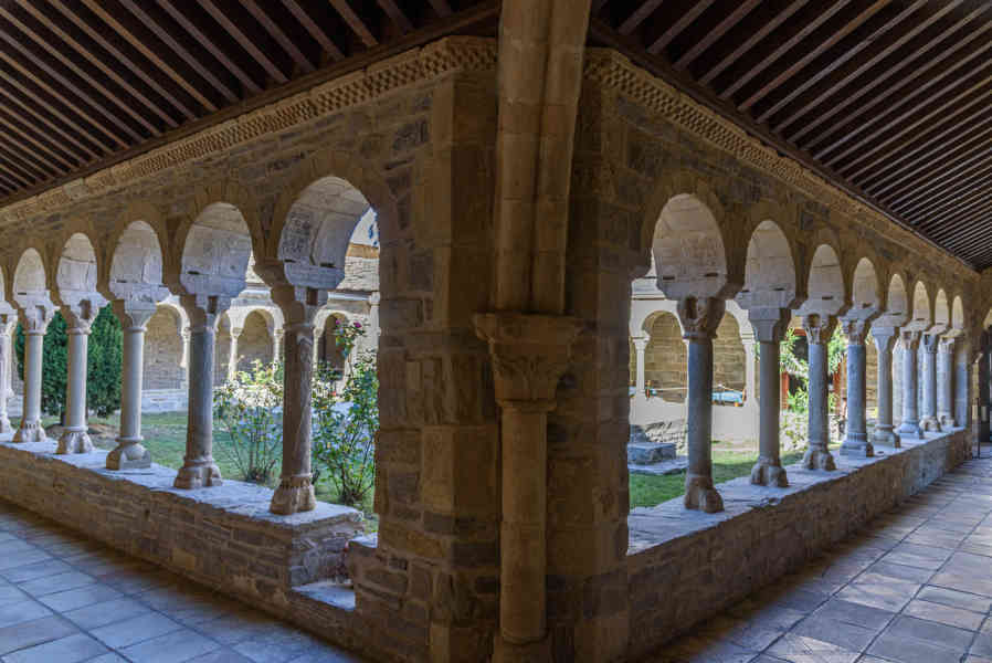 Huesca - Roda de Isábena 18 - catedral de San Vicente de Roda de Isábena - claustro.jpg